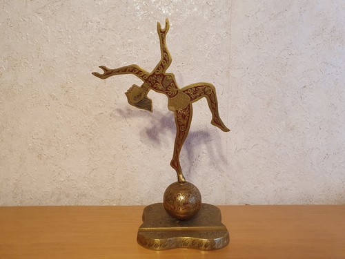 Messing figur einer akrobatin - messing,