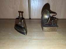 2 Vitrinen Objekte Bügeleisen