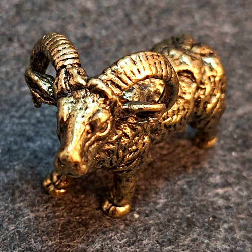 Messingoptik widder skulptur - widder,